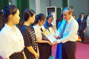 Tuyên dương các tân sinh viên có thành tích xuất sắc trong học tập