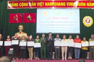 Hội Cựu chiến binh TPHCM trao sổ tiết kiệm cho gia đình hội viên. Ảnh: HCCB