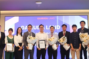 Lãnh đạo Gamuda Land và các đại biểu chúc mừng những sinh viên nhận học bổng