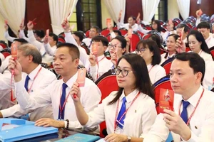 Đại biểu biểu quyết thông qua chương trình, quy chế làm việc của Đại hội. Ảnh: Đangcongsan.vn