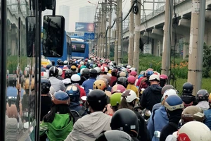 Đông xe khi lưu thông lên cầu Rạch Chiếc vào mỗi sáng trên xa lộ Hà Nội hướng từ ngã tư Thủ Đức đến cầu Sài Gòn. Ảnh: HOÀNG HÙNG