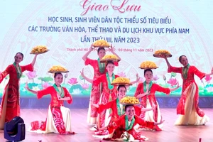 Tiết mục múa "Nồng nàn phương Nam" của HSSV trường Trung cấp Múa TPHCM. Ảnh: THÚY BÌNH.