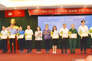 Các tập thể thực hiện tốt công tác dân vận được khen thưởng tại hội nghị. Ảnh: hcmcpv