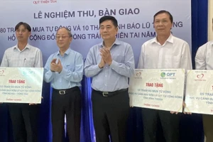 Trao tượng trưng tháp báo lũ tự động cho đại diện các tỉnh. Ảnh: XUÂN QUỲNH