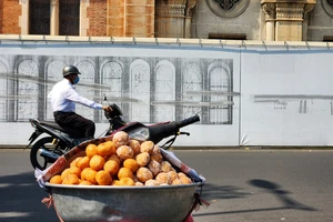 Bánh cam được bày bán trên phố