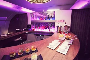 Quầy bar trên máy bay Airbus A380 của Hãng hàng không Qatar Airways. Ảnh: GOD SAVE THE POINTS