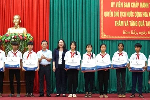 Quyền Chủ tịch nước Võ Thị Ánh Xuân tặng quà cho học sinh có hoàn cảnh khó khăn