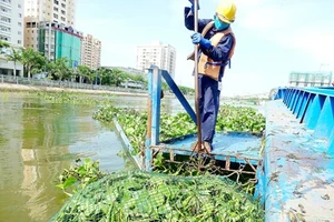 Làm lưới chắn rác trước cửa cống ngăn triều