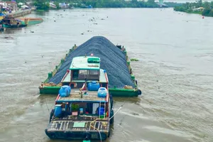 Tàu chở 960 tấn đá va chạm cầu Măng Thít gây hư hỏng nặng