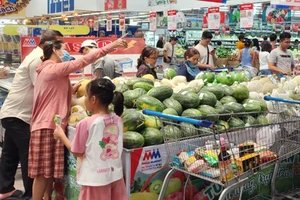 Người dân chọn mua thực phẩm tại siêu thị MM Mega Market trên địa bàn TPHCM. Ảnh: KIÊN TRUNG