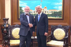 Phó Chủ tịch UBND TPHCM Võ Văn Hoan tiếp Ngài Hynek Kmoníček. Ảnh: XUÂN HẠNH