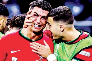 Ronaldo bật khóc vì sút hỏng quả phạt đền trong trận gặp Slovenia