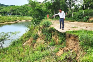 Sống thấp thỏm bên bờ sông sạt lở