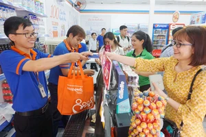 Khách hàng mua sắm tại Co.opSmile