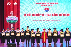 Giám đốc Học viện Cán bộ TPHCM dặn dò tân cử nhân giữ chữ hiếu để làm người tử tế