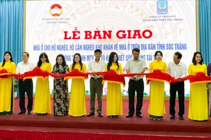 Các đại biểu cắt băng khánh thành, bàn giao 120 căn nhà cho hộ nghèo, cận nghèo và hộ khó khăn về nhà ở trên địa bàn tỉnh Sóc Trăng