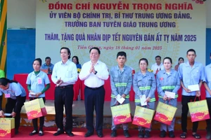 Trưởng Ban Tuyên giáo Trung ương tặng quà tết cho công nhân tại Tiền Giang