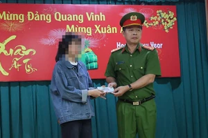 Thượng tá Trần Văn Phước (Phó Trưởng Công an quận 11) trao trả lại tiền cho chị Hạnh.