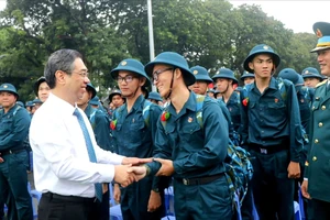 190 thanh niên quận 10 lên đường nhập ngũ