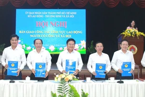 Sở LĐTB-XH TPHCM ký biên bản bàn giao công tác lĩnh vực lao động việc làm, người có công và xã hội cho 6 đơn vị