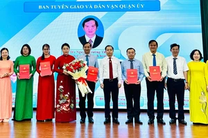 Lãnh đạo quận 6 trao quyết định, tặng hoa chúc mừng các đồng chí tại Ban Tuyên giáo Quận ủy và Ban Dân vận Quận ủy quận 6