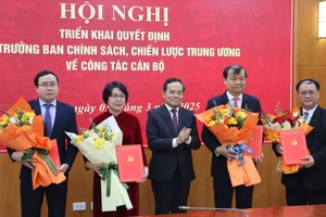 Trưởng Ban Chính sách, chiến lược Trung ương Trần Lưu Quang trao quyết định cho các lãnh đạo Viện Nghiên cứu Chính sách và chiến lược