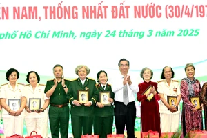 Thượng tướng Lê Quang Minh, Phó Chủ nhiệm Tổng cục Chính trị Quân đội nhân dân Việt Nam và đồng chí Nguyễn Phước Lộc, Phó Bí thư Thành ủy, Chủ tịch Ủy ban MTTQ Việt Nam TPHCM tặng quà tri ân đến các Mẹ, các dì, các cô. Ảnh VIỆT DŨNG