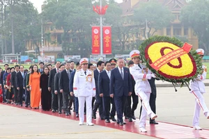 Các đại biểu Quốc hội đặt vòng hoa và vào Lăng viếng Chủ tịch Hồ Chí Minh