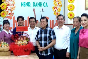 Lãnh đạo TPHCM thăm NSND Đinh Bằng Phi và NSND Thanh Tuấn