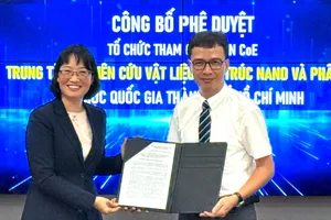 Phó Chủ tịch UBND TPHCM Trần Thị Diệu Thúy trao quyết định về phát triển trung tâm nghiên cứu đạt chuẩn quốc tế cho đại diện Trung tâm Vật liệu Cấu trúc Nano và Phân tử