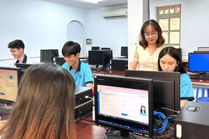 Cán bộ Trung tâm Giáo dục phổ thông Trường ĐH Công thương TPHCM hướng dẫn học sinh lớp 12 đăng ký dự thi tốt nghiệp THPT năm 2025