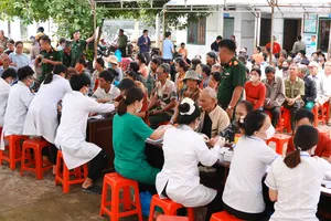 Khám bệnh, tư vấn và phát thuốc miễn phí cho người dân