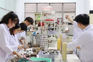 Sinh viên ngành Kỹ thuật địa chất Trường ĐH Khoa học Tự nhiên (ĐHQG TPHCM) trong giờ học thực hành tại phòng thí nghiệm. Ảnh: THANH HÙNG