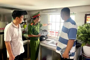 Vận động người dân tháo dỡ "chuồng cọp" để thoát hiểm