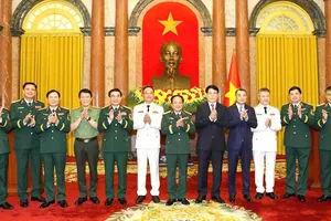 Chủ tịch nước trao quyết định thăng quân hàm và cấp bậc hàm Đại tướng, Thượng tướng cho 7 sĩ quan quân đội và công an