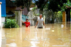Lũ lớn về bất ngờ, người dân bàng hoàng, trở tay không kịp