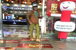 Băng rôn mừng Quốc khánh trên sàn nhà