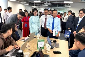 Phó Chủ tịch UBND TPHCM Trần Thị Diệu Thúy cùng các đại biểu tham quan khu làm việc của các doanh nghiệp khởi nghiệp bên trong tòa nhà