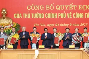 Thủ tướng Phạm Minh Chính trao các quyết định của Thủ tướng Chính phủ tiếp nhận, điều động, bổ nhiệm lãnh đạo các bộ, cơ quan.