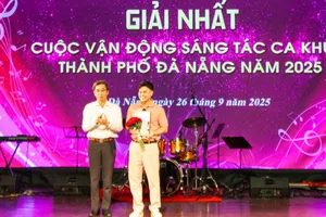 Ban tổ chức trao giải nhất cho tác phẩm "Đà Nẵng chào bạn"