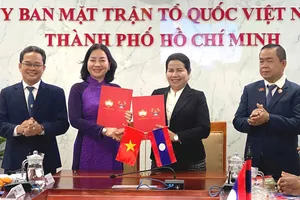 Đồng chí Trương Thị Bích Hạnh và đồng chí Vatsana Silima sau khi ký kết Bản ghi nhớ về hợp tác giai đoạn 2025 – 2030. Ảnh : XUÂN HẠNH