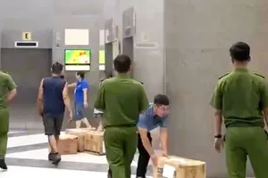 Công an vận chuyển hàng chục thùng carton tài liệu tại trụ sở công ty Shark Bình