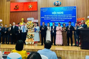 Chi hội Doanh nghiệp phường An Phú Đông trao tặng 13 căn nhà tình nghĩa, tình thương