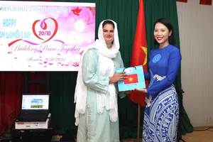 Đại diện Hội Phụ nữ cơ sở Bệnh viện Dã chiến cấp 2 số 7 tặng quà cho phụ nữ đơn vị bạn