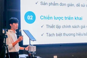 Đại diện các nhóm trình bày dự án, ý tưởng tại cuộc thi. Ảnh: QUANG HUY