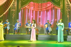 Khán giả xúc động trong đêm nghệ thuật “Viễn Châu - Lời thương trên phím đàn”