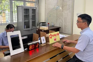 Người dân đến phường Thông Tây Hội để nhận giấy phép xây dựng bản giấy. Ảnh: THANH HIỀN