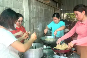 Người dân TPHCM gói từng chiếc bánh, rang từng mẻ chà bông gửi cho người dân vùng lũ