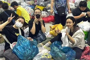 Hạnh phúc không chỉ ở tấm áo