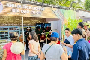 Du khách tìm hiểu thông tin tại gian hàng Khu di tích Lịch sử địa đạo Củ Chi